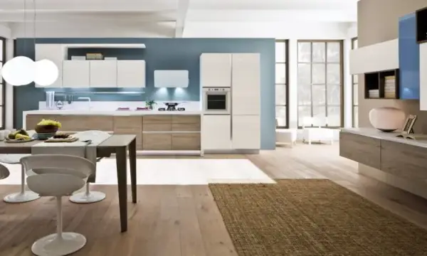 cucina-moderna-bianca-parete-azzurra