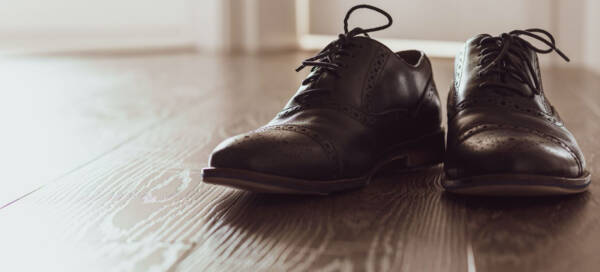 parquet-scuro-legno-scarpe-eleganti