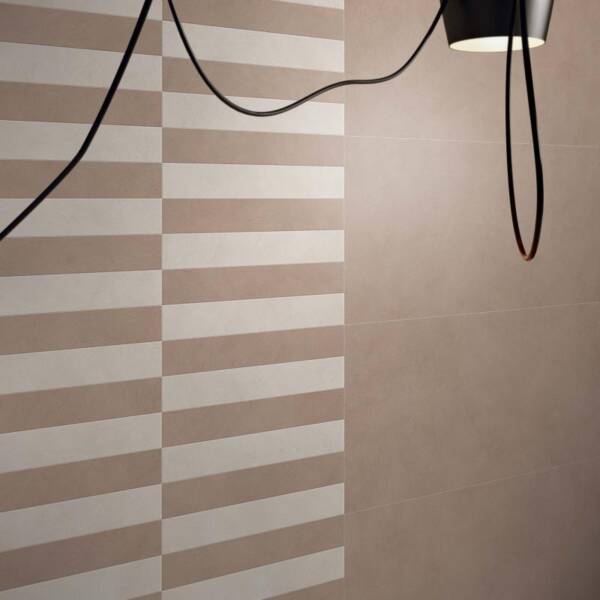rivestimento-righe-rosa-beige-bagno